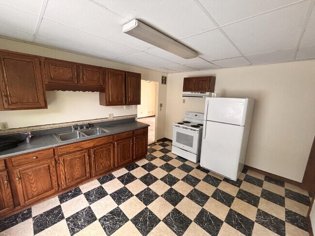 Building Photo - No more commute! Large 2 unit with parking - walk to downtown and BIW.