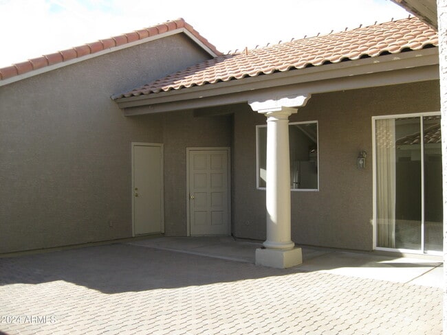 Building Photo - 825 N Cholla St