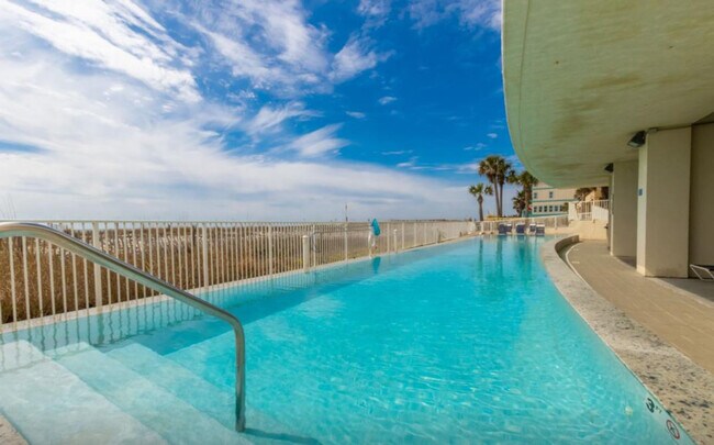 Foto del edificio - 521 W Beach Blvd