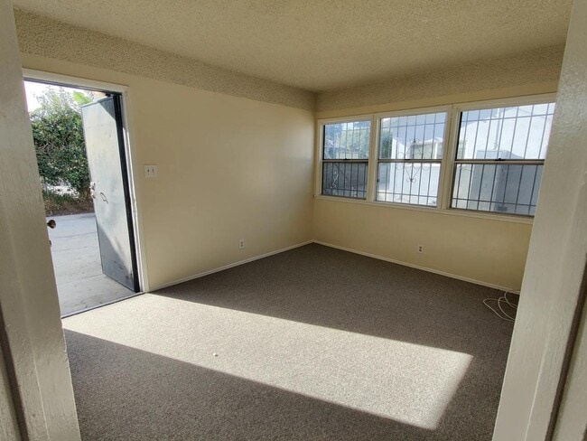 Building Photo - 9310 Holmes Ave
