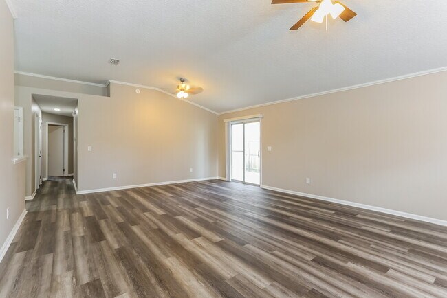 Foto del edificio - 3030 Caroline Crest Dr E