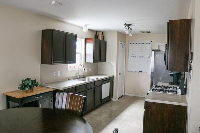 Foto del edificio - 10038 Revelstoke Dr