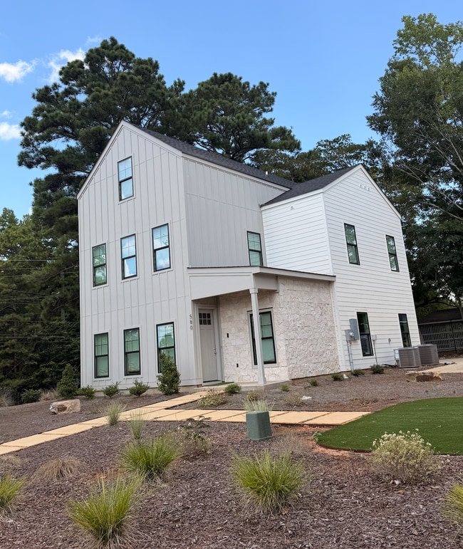 Building Photo - 580 Pride Ave