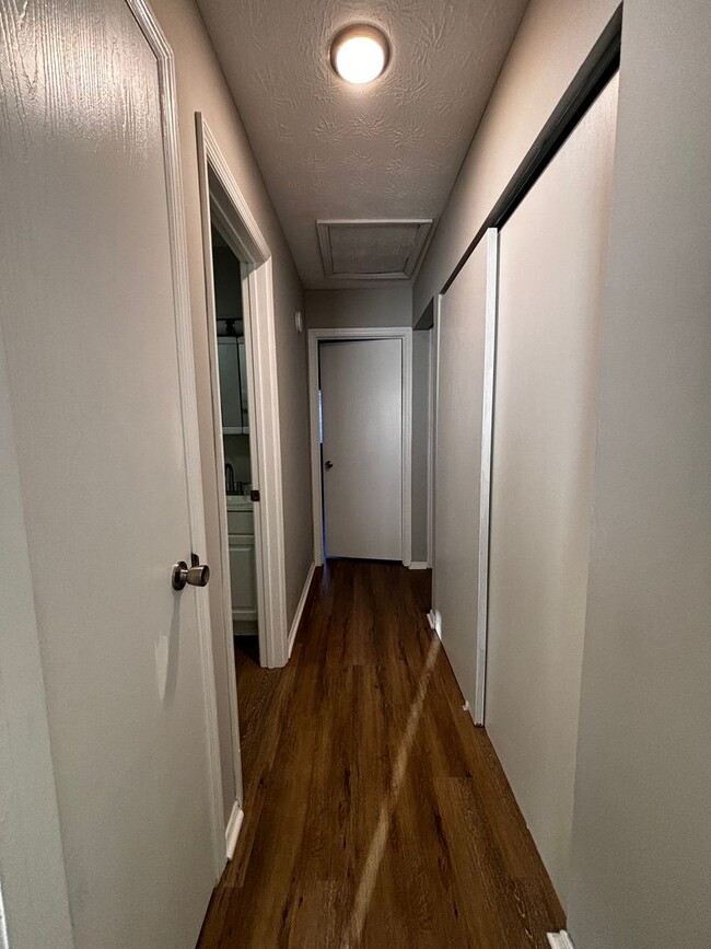 Building Photo - Newly Renovated 2 bedroom 1.5 bath condo w...