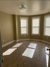 Building Photo - 421 Viola St