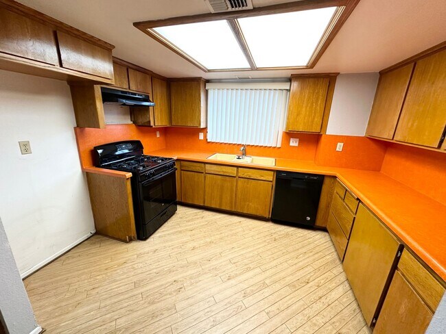 Foto del edificio - Beautiful 3 bed/2 bath unit in Huntington Beach