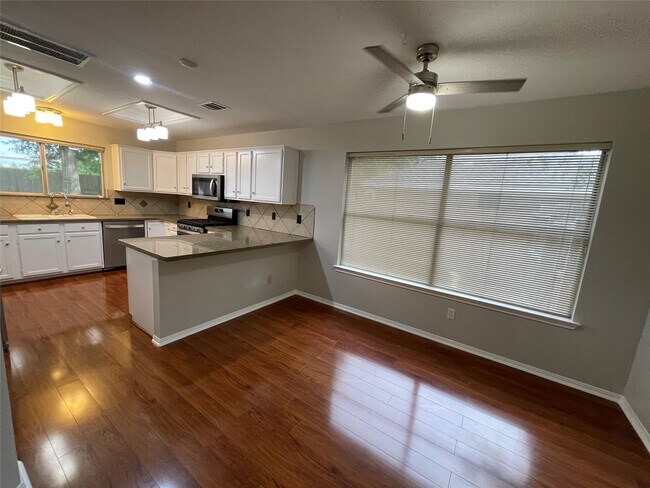 Foto del edificio - 7110 Pembrough Ln