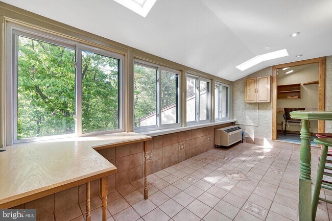 Foto del edificio - 241 Shawmont Ave