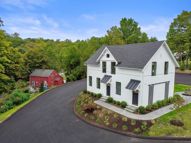 Building Photo - 49 Daniels Farm Rd