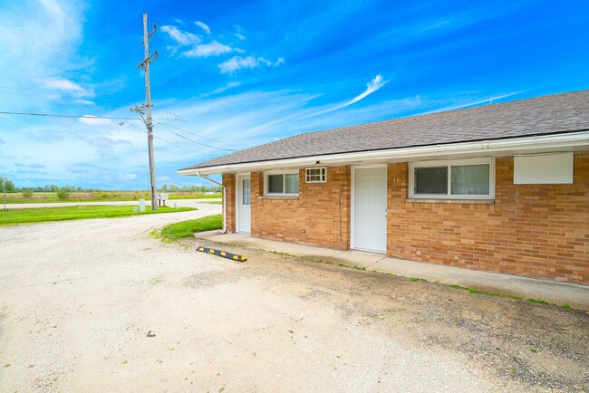 Building Photo - 1136 W Kennedy Rd