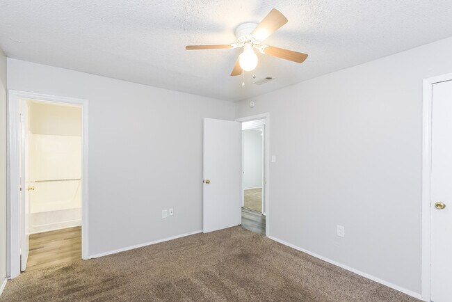 Building Photo - 4 Bedroom in Engle Ct
