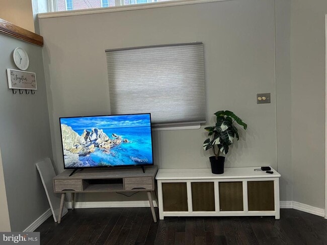 Building Photo - 949 S 3rd St