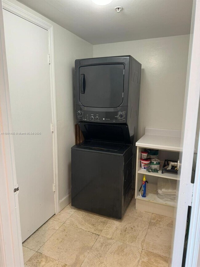 Foto del edificio - 15051 Royal Oaks Ln