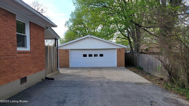 Foto del edificio - 11616 Maple Way