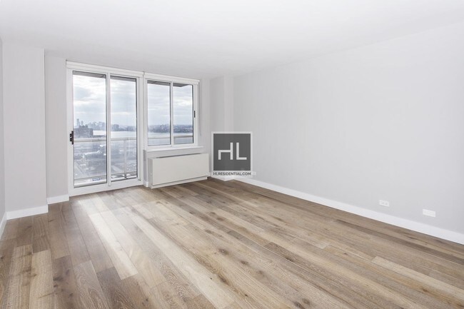 Foto del edificio - West 43rd Street Private Balcony!!