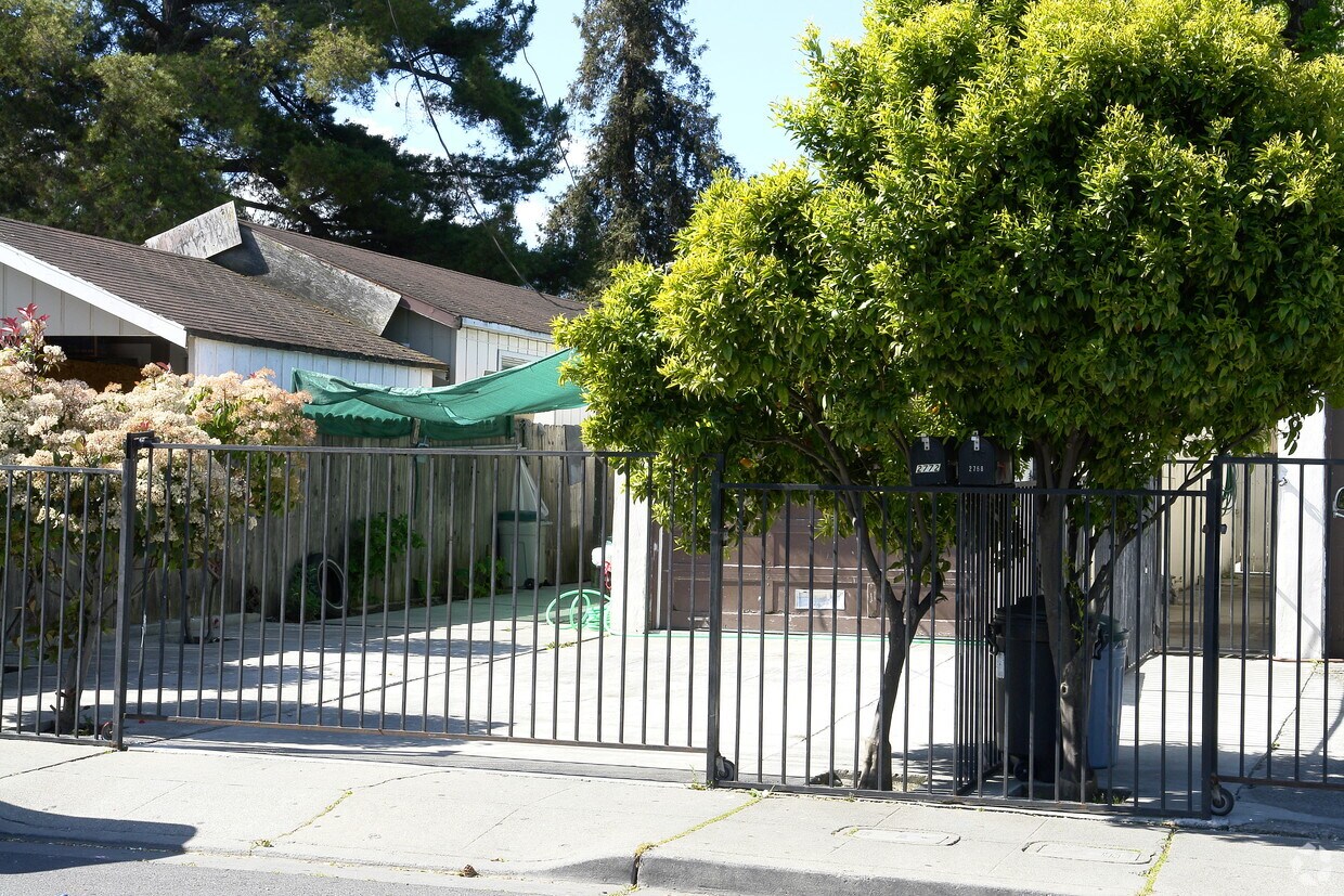 Foto del edificio - 2760-2762 Westmoreland Ave
