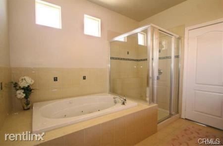 Foto del edificio - 4 br, 3 bath Townhome - 5648 Sultana Ave