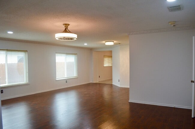 Building Photo - Beautiful 3 bed 2 bath Spacious Home In Co...
