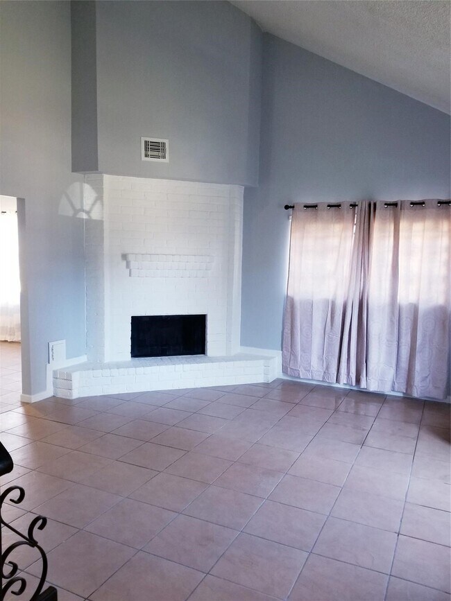 Foto del edificio - 8631 Valley Ledge Dr