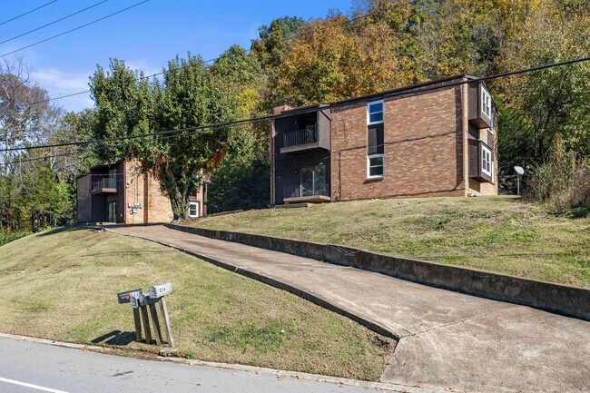 Building Photo - AVAILABLE NOW. 3 BED 1 BATH. IDEAL LOCATION IN BELLVUE. CLOSE TO EVERYTHING WEST NASHVILLE. NEWLY...