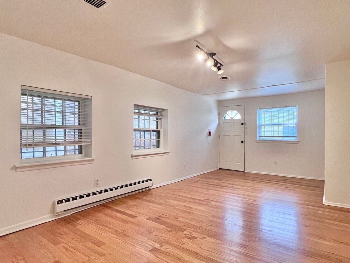 Primary Photo - Spacious 1 BR w/ Private Entrance & Renova...