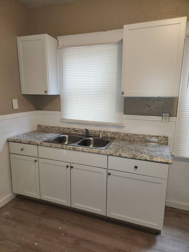 Building Photo - Charming 4-Bedroom Property in Prime Location