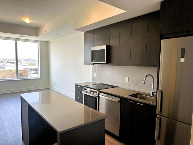 Building Photo - Bright & Contemporary Condo! (1+Den, 2 Ful...