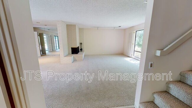 Building Photo - 800 Elmhurst Circle