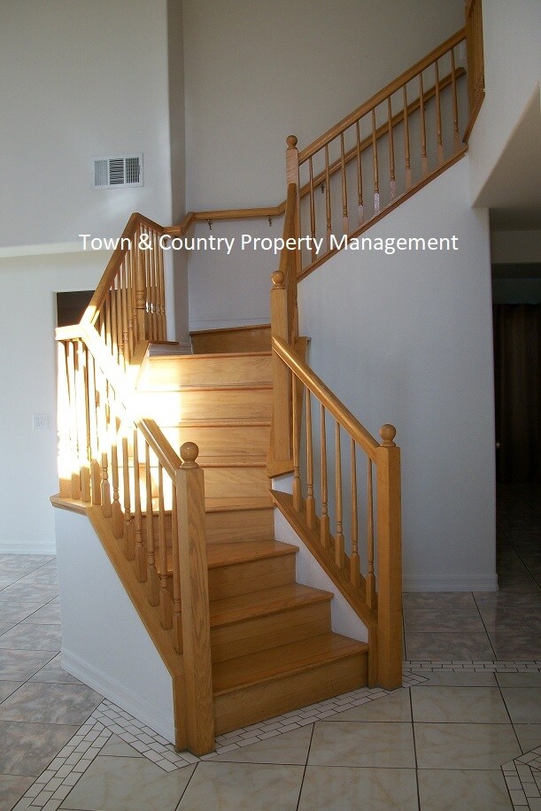 Building Photo - 1341 Somerset Ct