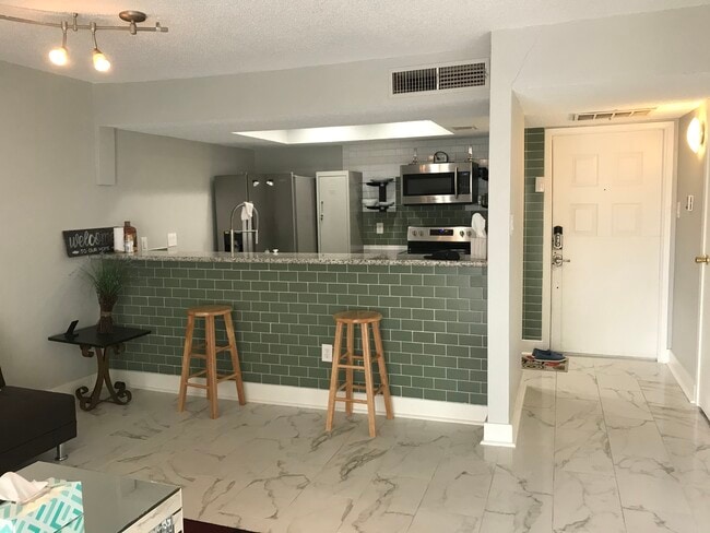 Building Photo - 2816 S Bartell Dr