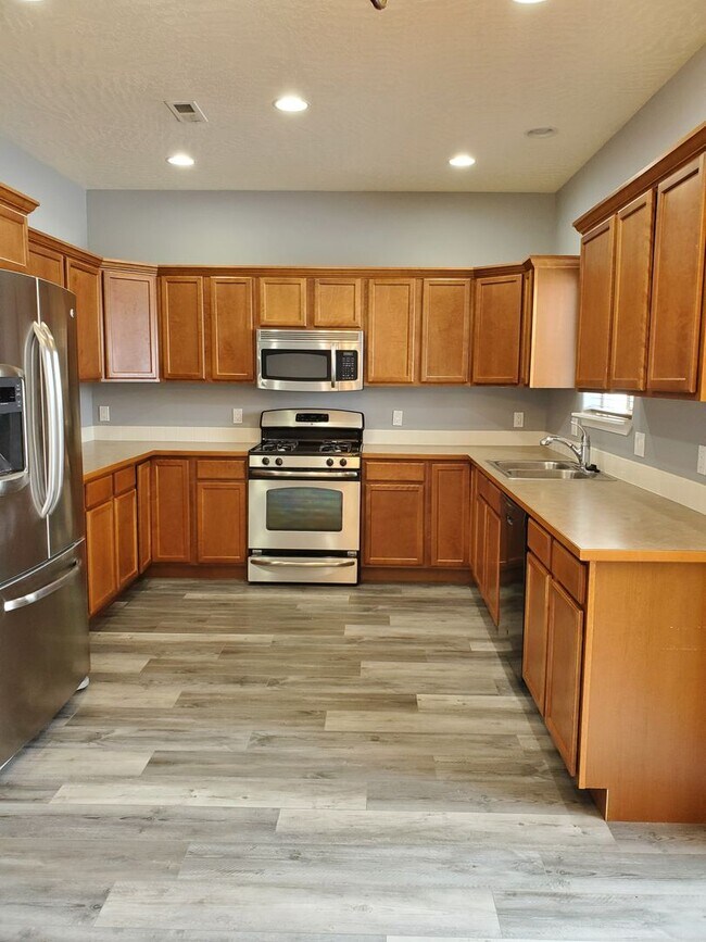 Building Photo - Beautiful 4 bedroom 3 bath home in the Lan...