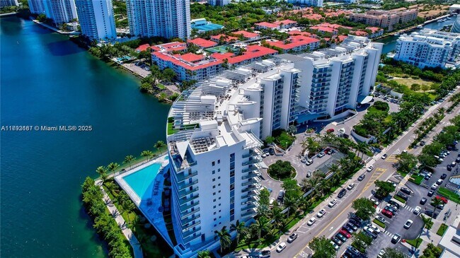 Foto del edificio - 3300 NE 188th St