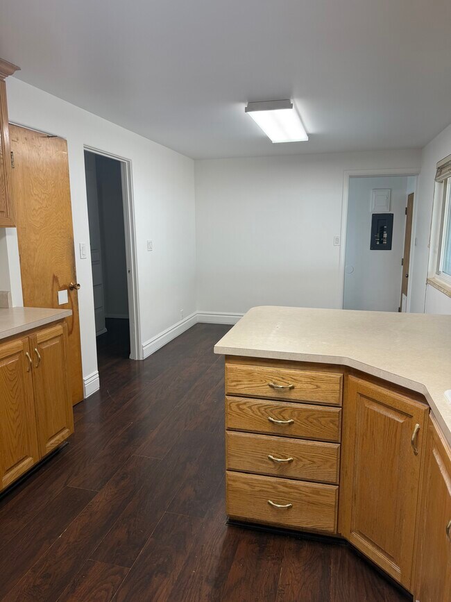 Cocina a comedor - 1134 Cherry Ln