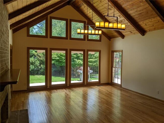 Building Photo - 4825 Lakeland Dr