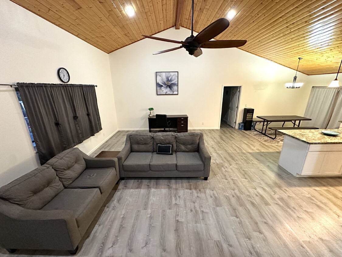 Available Now! Fully Furnished 3bd/2ba ho... - Available Now!  Fully Furnished 3bd/2ba ho...