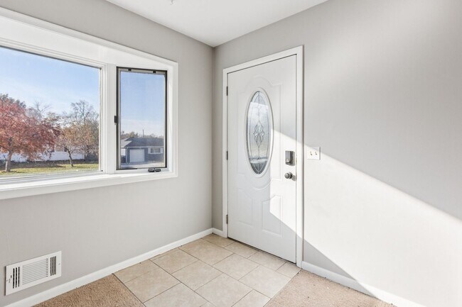 Foto del edificio - Comfortable Westside 3-Bedroom with Finished Basement!!