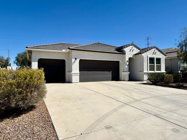 Foto del edificio - Large Newer-Built 4 Bedroom 2 Bathroom 3 Car Garage Home in Coolidge!