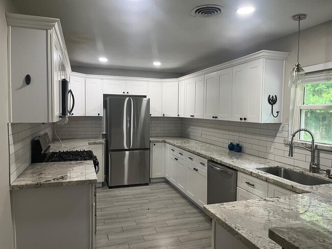 Building Photo - 603 Center Way