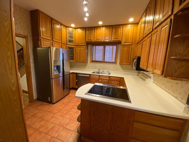 Building Photo - 629 Dennison Ave