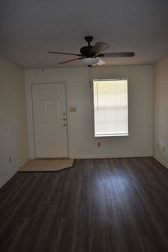Foto del edificio - 907 Crymes Ln