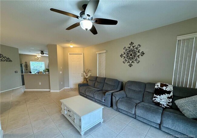 Building Photo - 873 SW Rocky Bayou Terrace