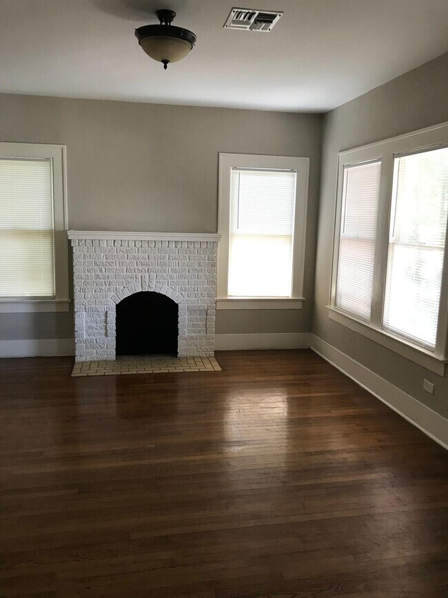 Sala de estar - 1125 W Gray St