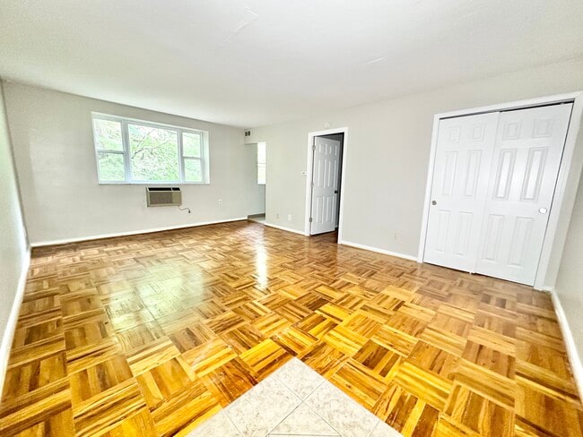 Sala de estar de madera noble - Waldorf Park Apartments