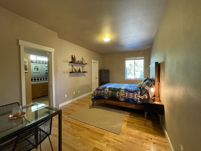 Building Photo - Single Level Home on the Westside of Bend