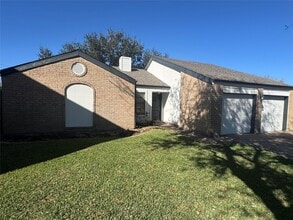 Building Photo - 2522 Palace Dr