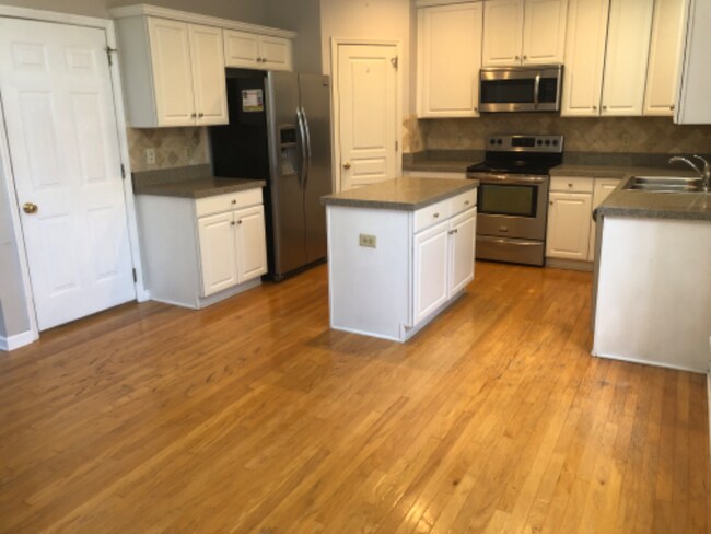 Building Photo - 405 Fontaine Dr