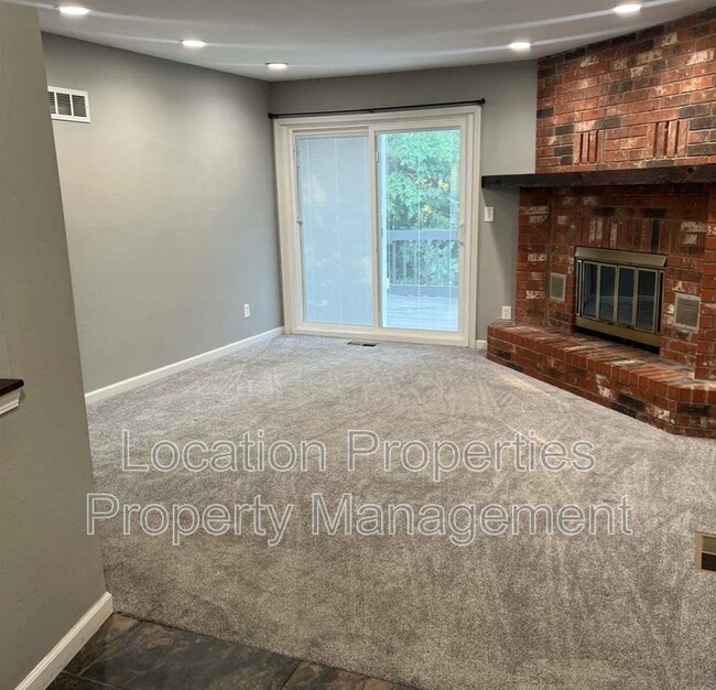 Building Photo - 2824 University Dr