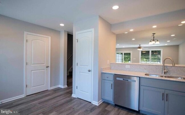 Building Photo - 31 W Duck St