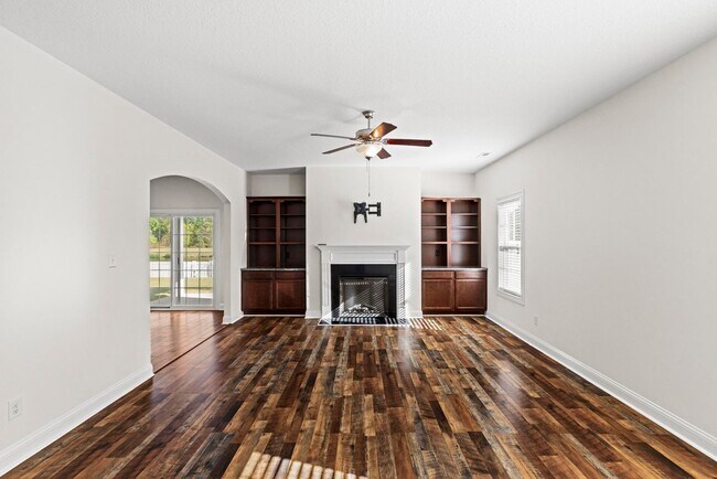 Building Photo - Reduced AND $500 OFF Move in Special! 5 bedroom Home