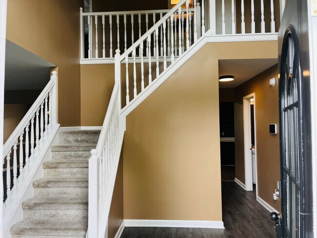 Building Photo - Welcome home to this stunning 5 bedroom 3 ...